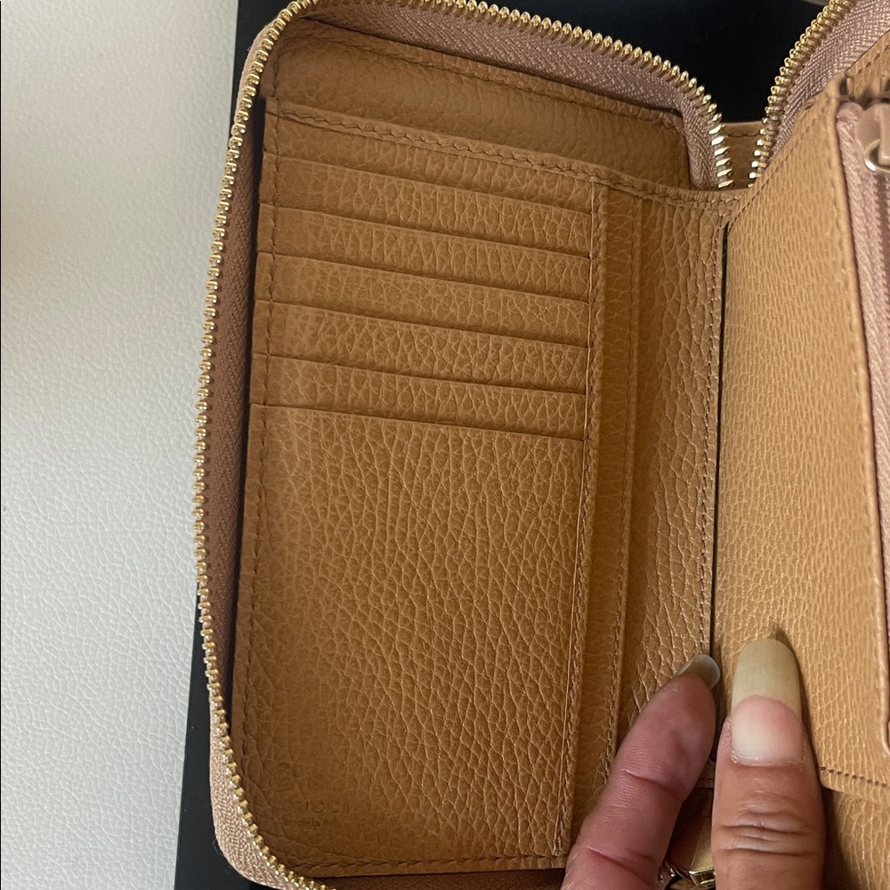 Gucci Tan Zip-Around Leather Wallet - Picture 6 of 9